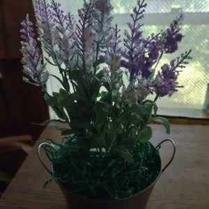 VINTAGE FLOWERS AND GARDEN TIN PLANTER WITH ARTIFICIAL FLOWERS.